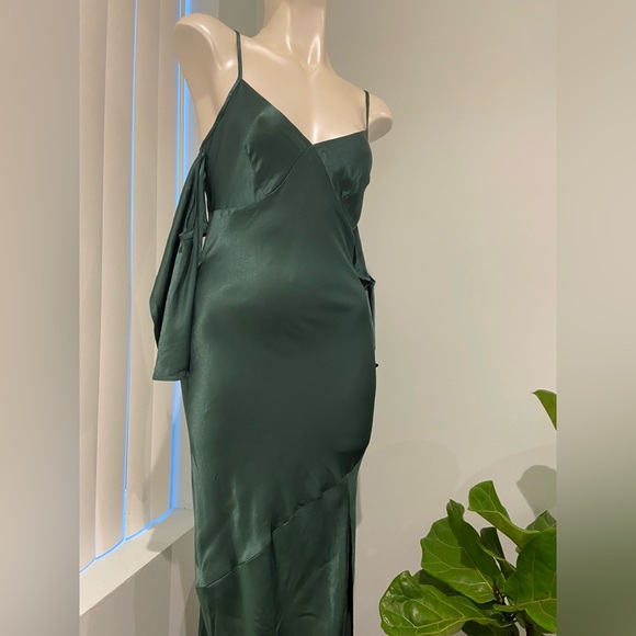 Beautiful satin cold shoulder gown - Picture 4 of 10
